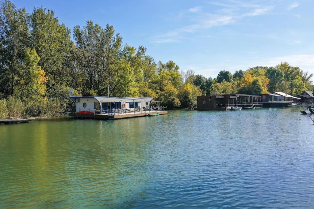 Ocarujuci Houseboat Na Dunaji 布拉迪斯拉发 外观 照片