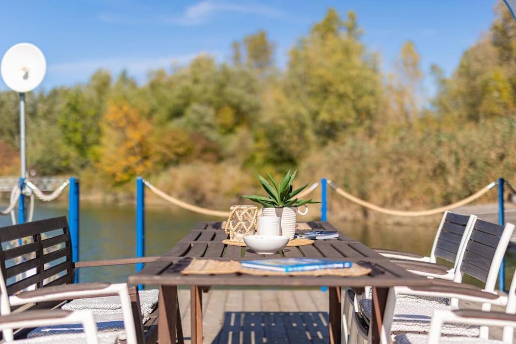 Ocarujuci Houseboat Na Dunaji 布拉迪斯拉发 外观 照片