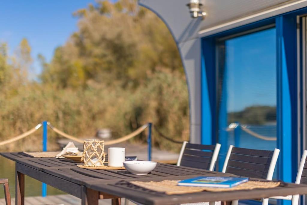 Ocarujuci Houseboat Na Dunaji 布拉迪斯拉发 外观 照片