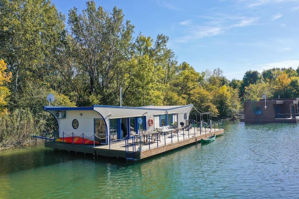 Ocarujuci Houseboat Na Dunaji 布拉迪斯拉发 外观 照片