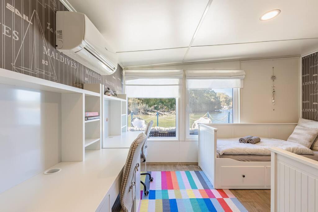 Ocarujuci Houseboat Na Dunaji 布拉迪斯拉发 外观 照片
