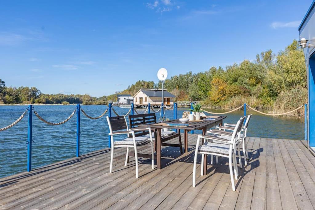 Ocarujuci Houseboat Na Dunaji 布拉迪斯拉发 外观 照片