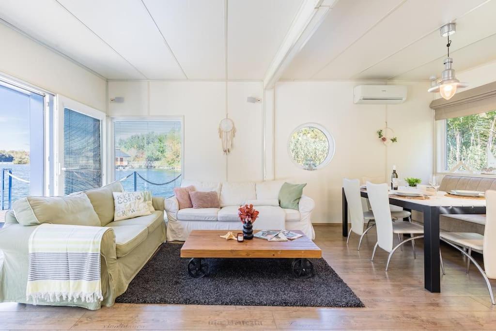 Ocarujuci Houseboat Na Dunaji 布拉迪斯拉发 外观 照片